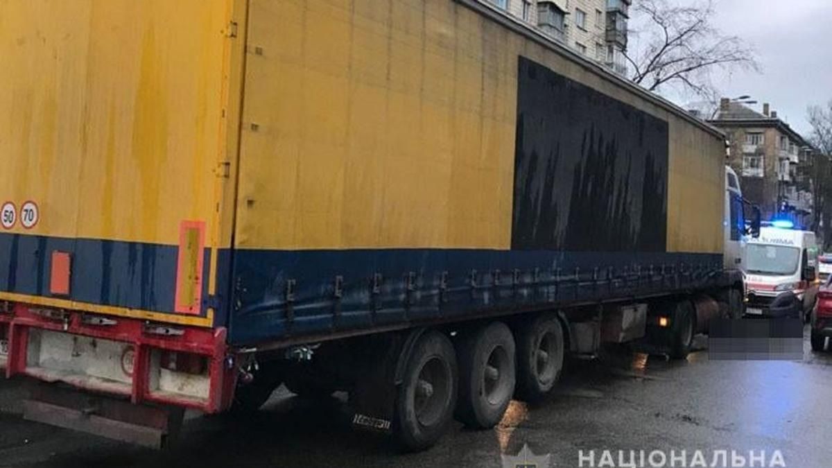 У Києві далекобійник переїхав пенсіонерку, яка кинулася під колеса вантажівки - Київ