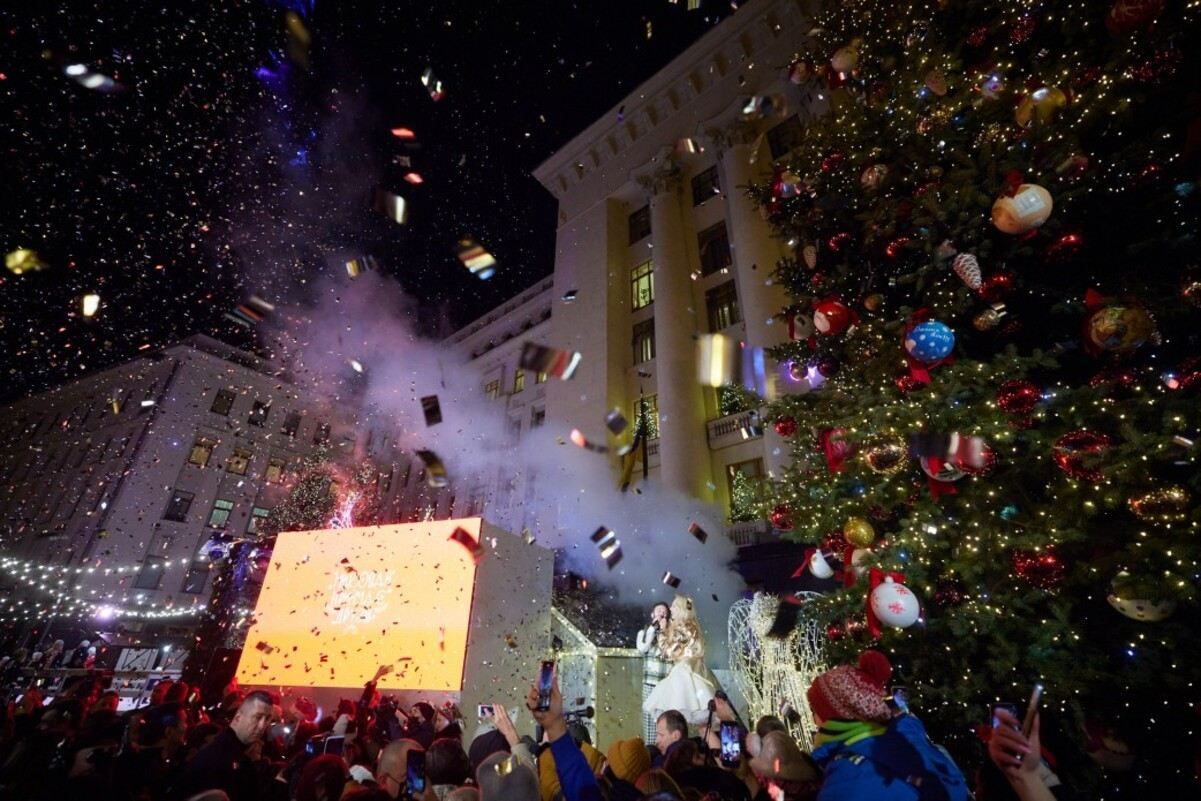 Дзидзьо, Полякова и фейерверки: возле Офиса Президента открыли новогоднюю площадку
