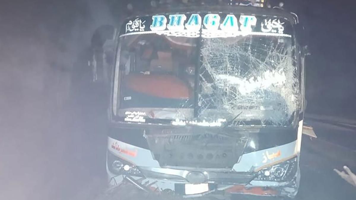 Праздновали свадьбу: в Пакистане автобус протаранил толпу – много погибших Праздновали свадьбу: в Пакистане автобус протаранил толпу – много погибших