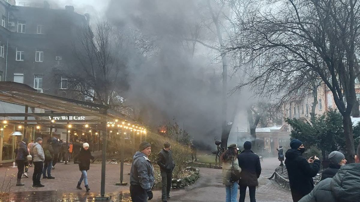 В Киеве на Печерске горел ресторан: фото с места пожара