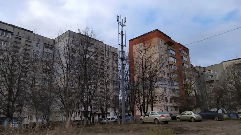 "Вишка 5G": у Чернівцях мешканці багатоповерхівок злякалися мобільної станції - Новини Чернівців - 24 Канал