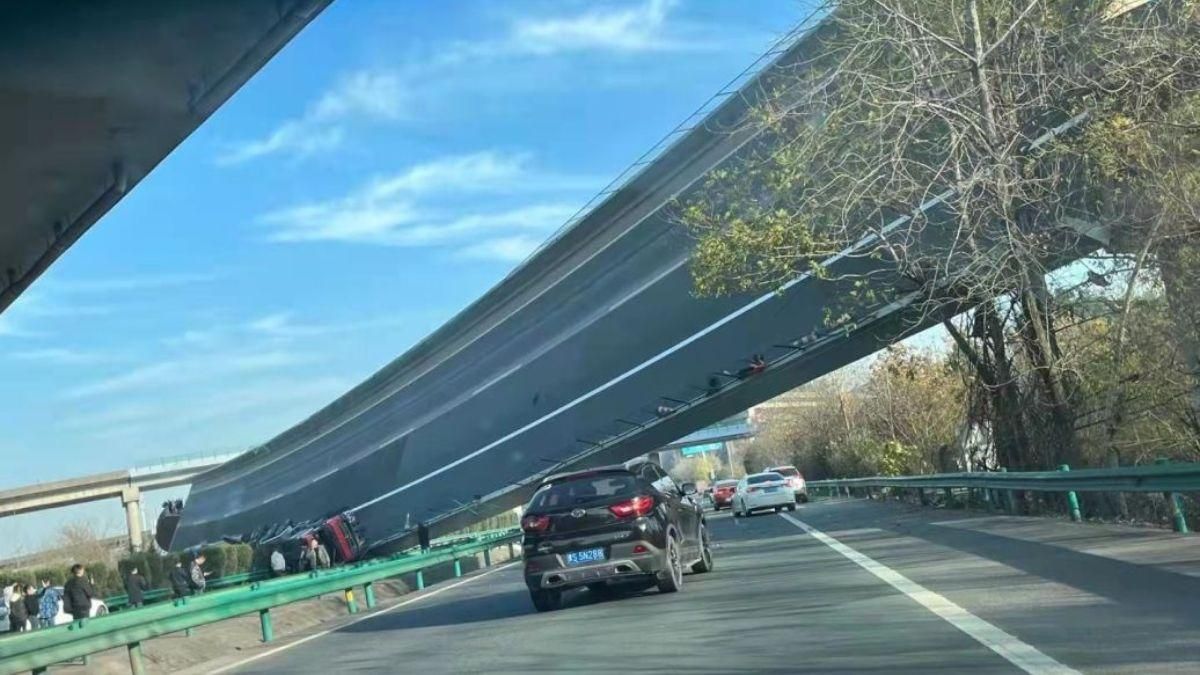 У Китаї обвалився міст: розчавило легковик - Україна новини - 24 Канал У Китаї обвалився міст: розчавило легковик - Україна новини - 24 Канал