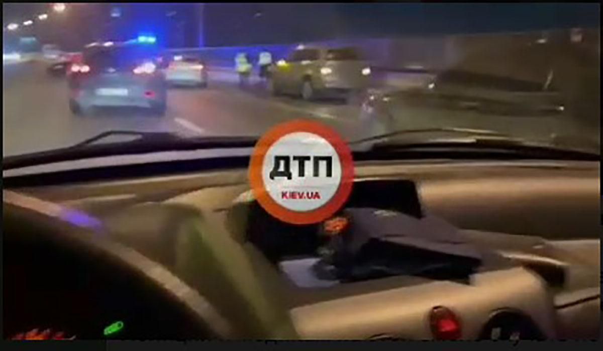 В Киеве произошло масштабное ДТП: машины разбросало по дороге В Киеве произошло масштабное ДТП: машины разбросало по дороге