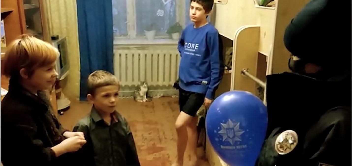 Мив машини, щоб заробити: поліцейські в Чернігові подарували 8-річному хлопчику смартфон - Новини Чернігова - 24 Канал