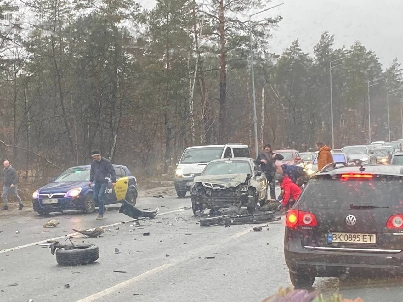 С участием 5 автомобилей: под Киевом произошла масштабная авария С участием 5 автомобилей: под Киевом произошла масштабная авария