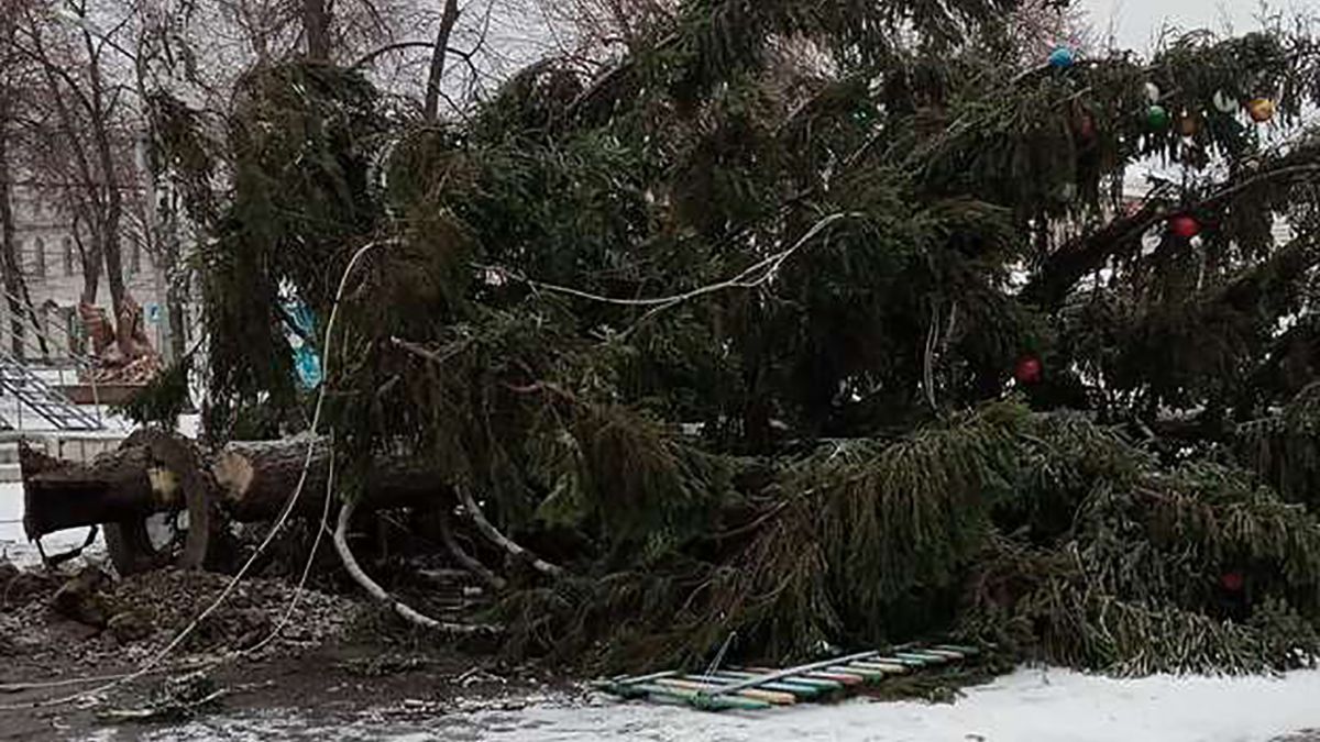 Новорічні ялинки завалились вже в двох містах: вражаюче відео моменту падіння в Маріуполі - Новини Сум - 24 Канал Новорічні ялинки завалились вже в двох містах: вражаюче відео моменту падіння в Маріуполі - Новини Сум - 24 Канал