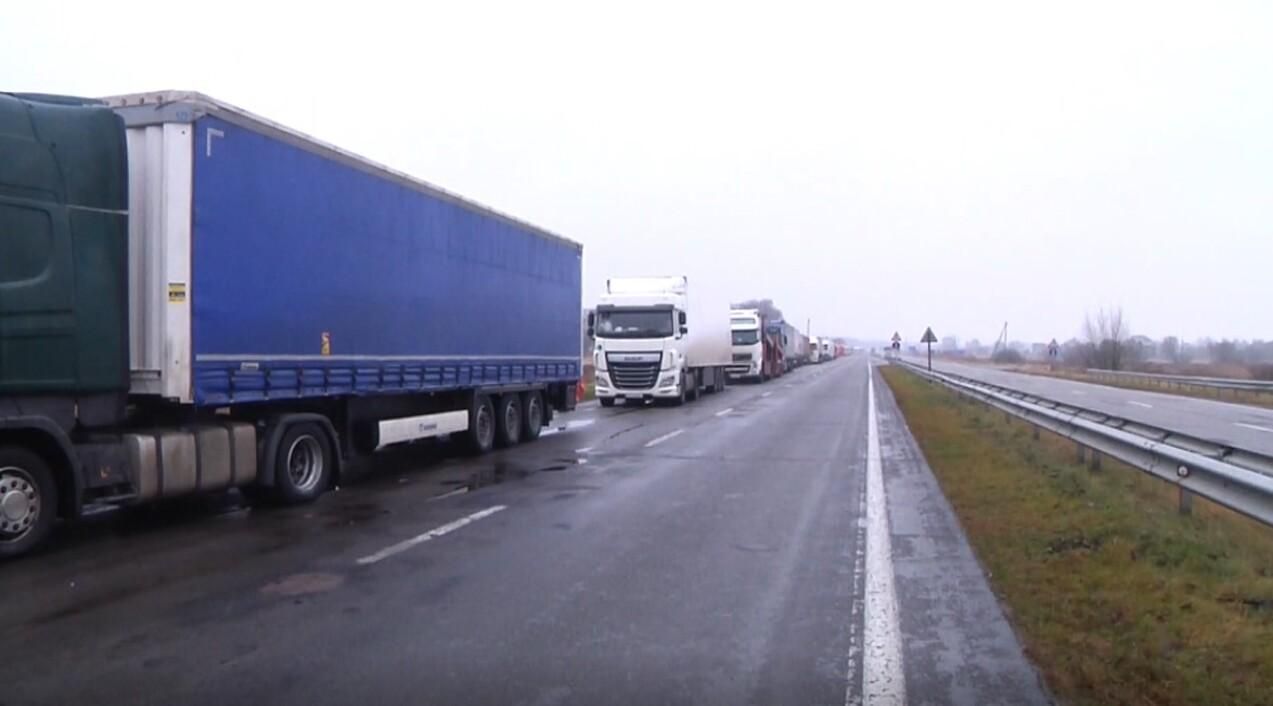 Хто заробляє на величезних чергах: водії про ситуацію на кордоні з Польщею після нових правил - Новини Луцька - 24 Канал