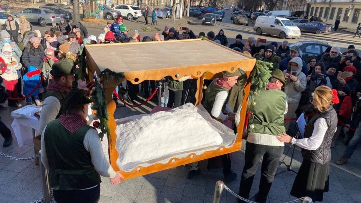 В Одессе изготовили 92-килограммовый рождественский десерт