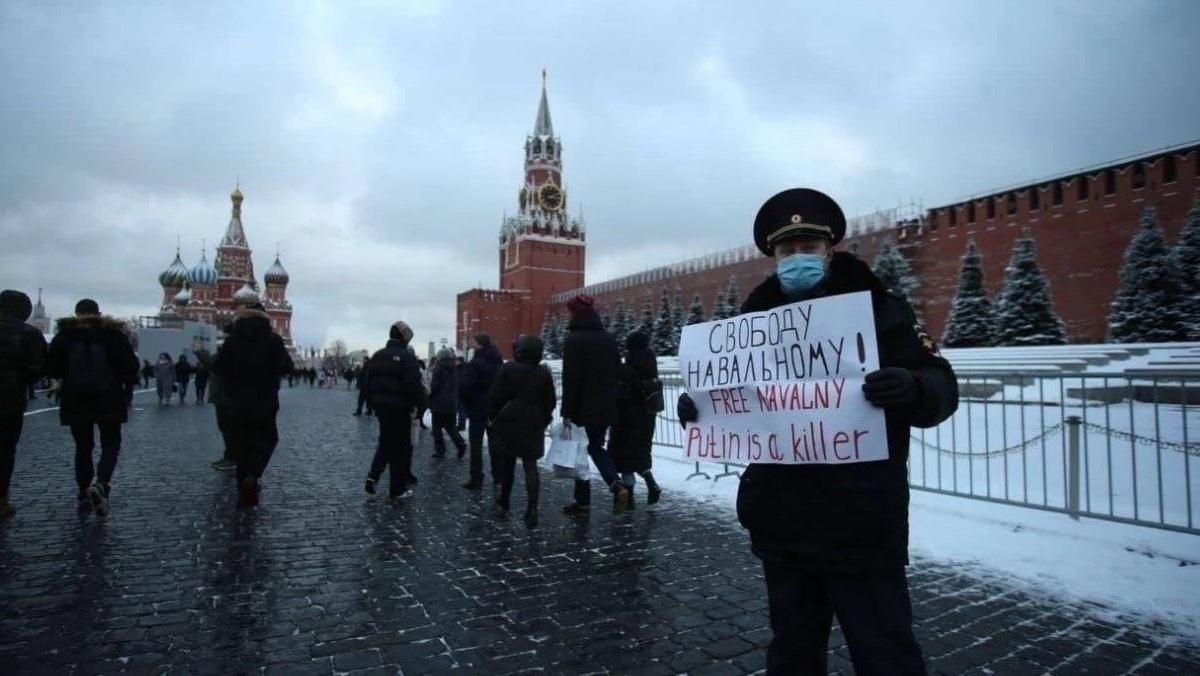 Колишній майор російської поліції вийшов під стіни Кремля з плакатом "Путін вбивця" - Новини росії - 24 Канал