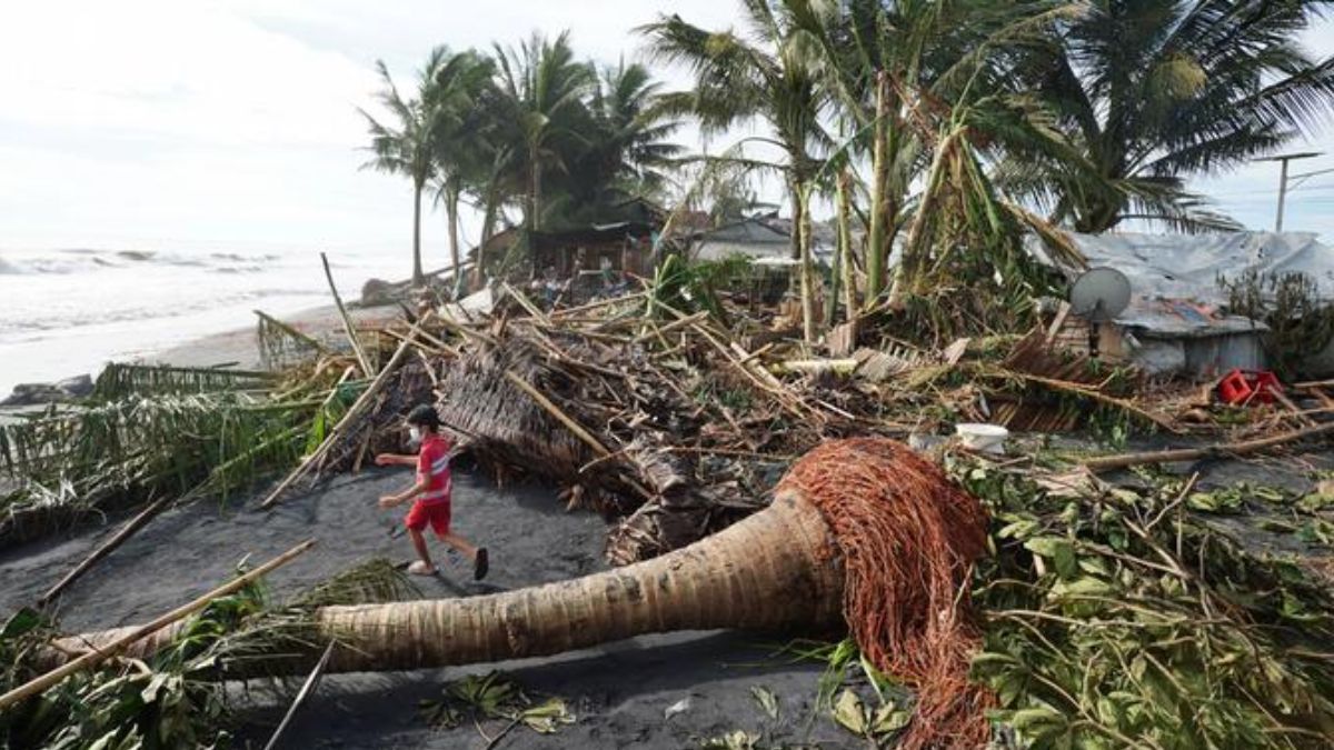 Число жертв супертайфуна на Филиппинах резко возросло