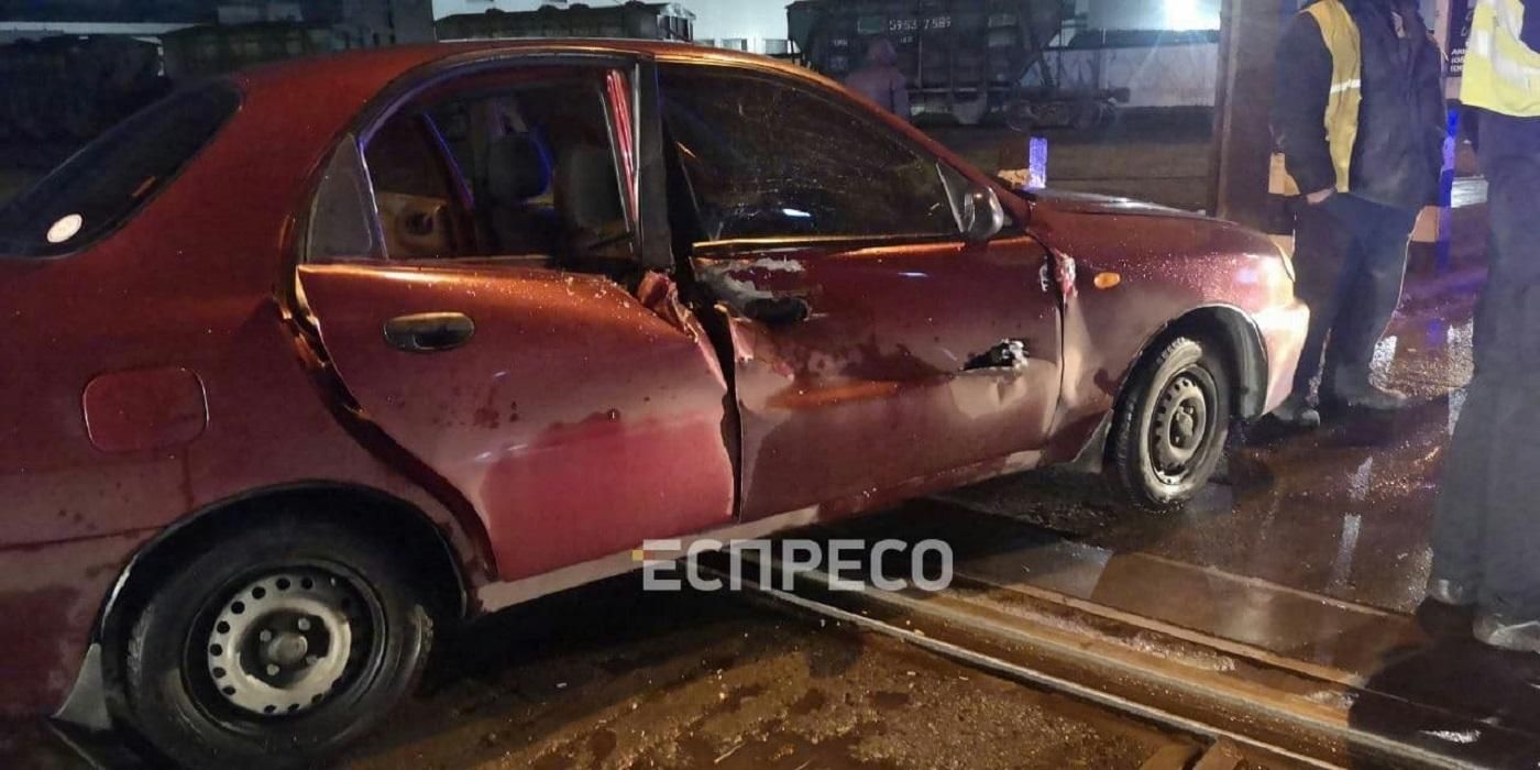 На Дарниці тепловоз протаранив авто і протягнув його кілька метрів: постраждали мати з дитиною - Київ На Дарниці тепловоз протаранив авто і протягнув його кілька метрів: постраждали мати з дитиною - Київ