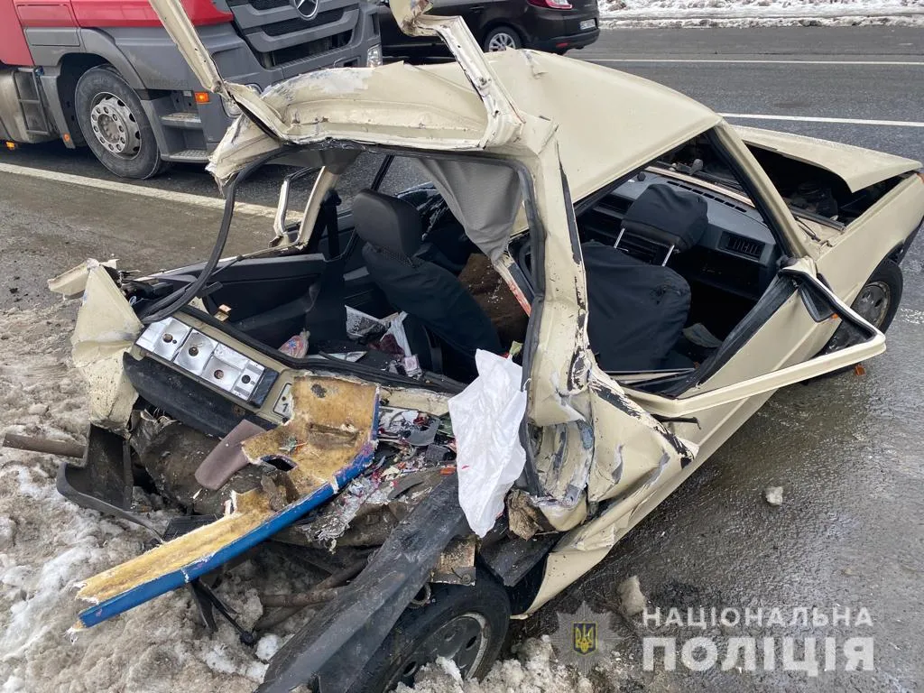 Знесло пів кузова: 4 людини постраждали у зіткненні автобуса та легковика на трасі Київ – Чоп Знесло пів кузова: 4 людини постраждали у зіткненні автобуса та легковика на трасі Київ – Чоп