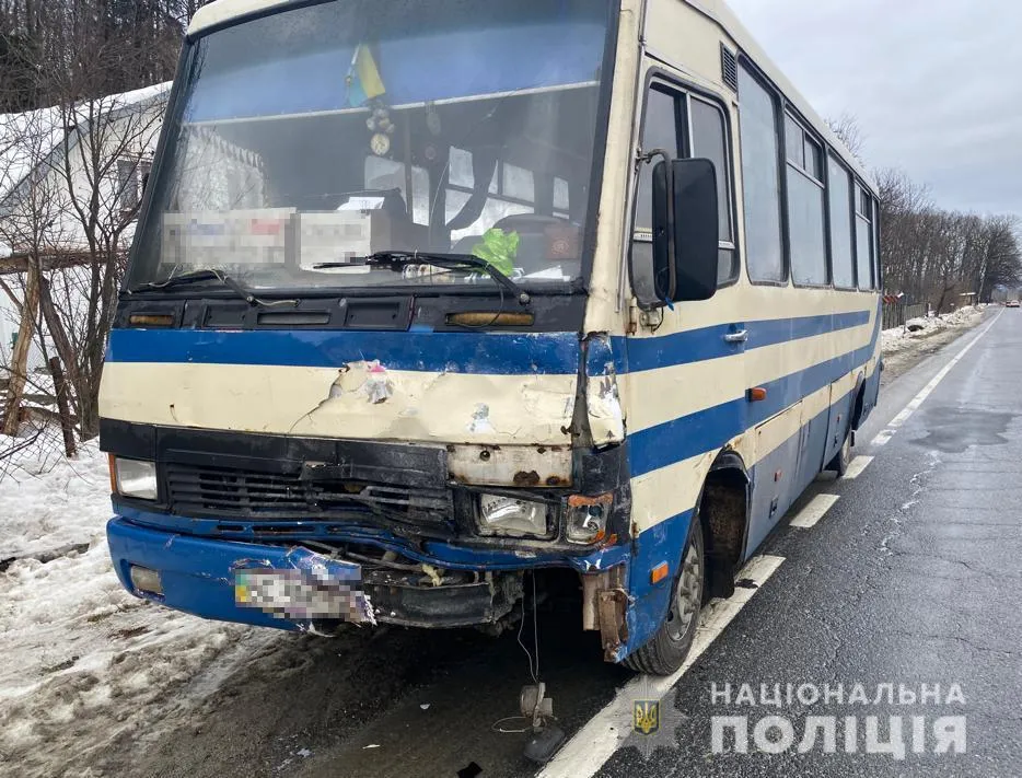 Знесло пів кузова: 4 людини постраждали у зіткненні автобуса та легковика на трасі Київ – Чоп