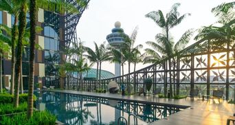 Тропічний сад та ночівля на борту літака: найцікавіші готелі в аеропортах світу