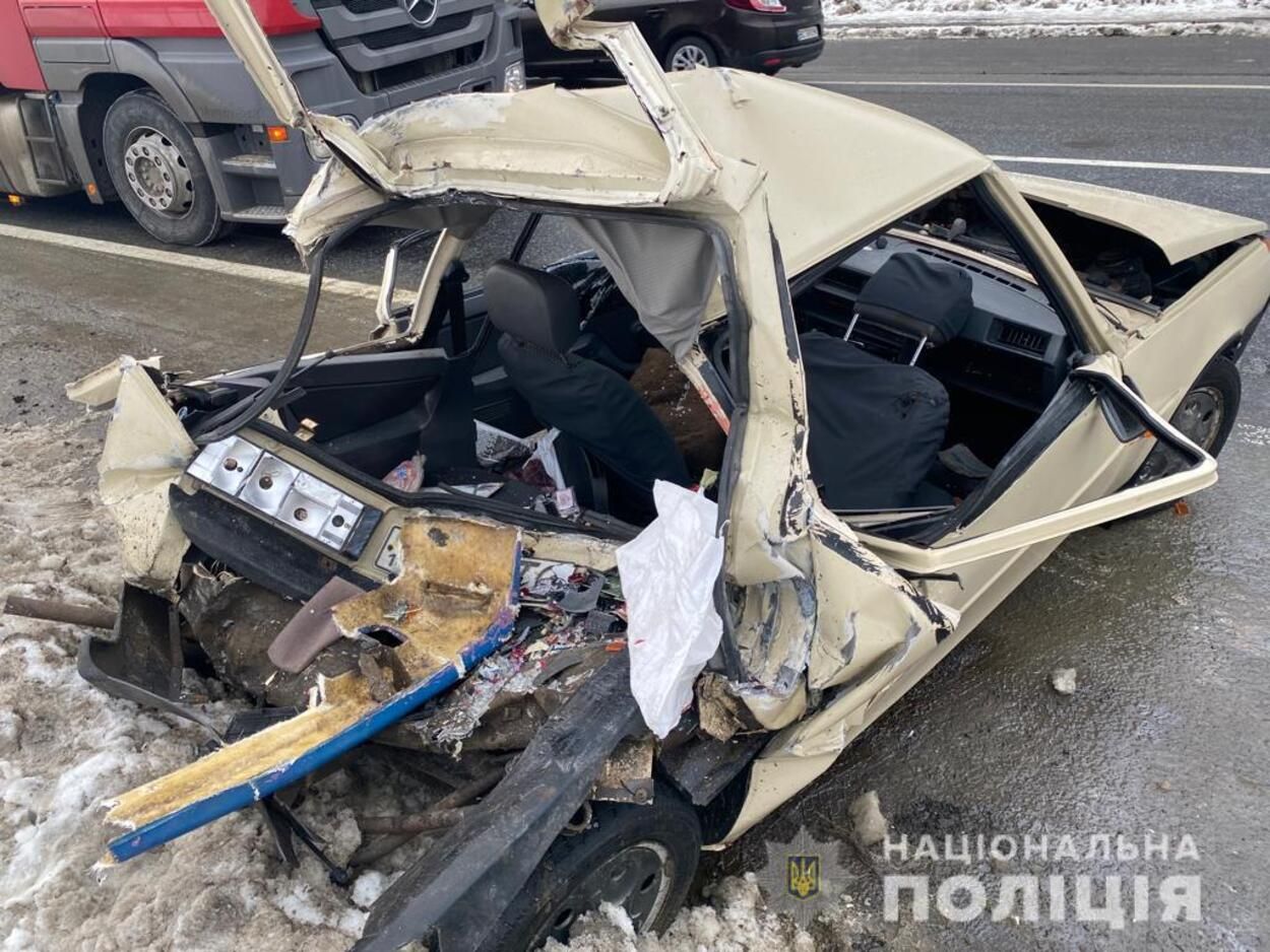 Снесло половину кузова: 4 человека пострадали в столкновении автобуса и ЗАЗ на трассе Киев – Чоп Снесло половину кузова: 4 человека пострадали в столкновении автобуса и ЗАЗ на трассе Киев – Чоп