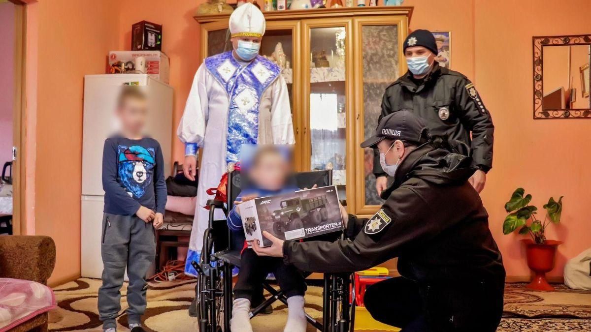 Просил инвалидную коляску для брата: 8-летний мальчик пришел в полицию, чтобы найти Николая Просил инвалидную коляску для брата: 8-летний мальчик пришел в полицию, чтобы найти Николая