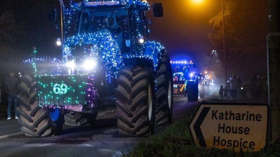 парад різдвяних тракторів