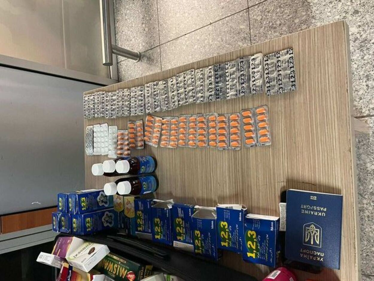 Украинка пыталась провезти запрещенные лекарства с психотропами через аэропорт "Львов"