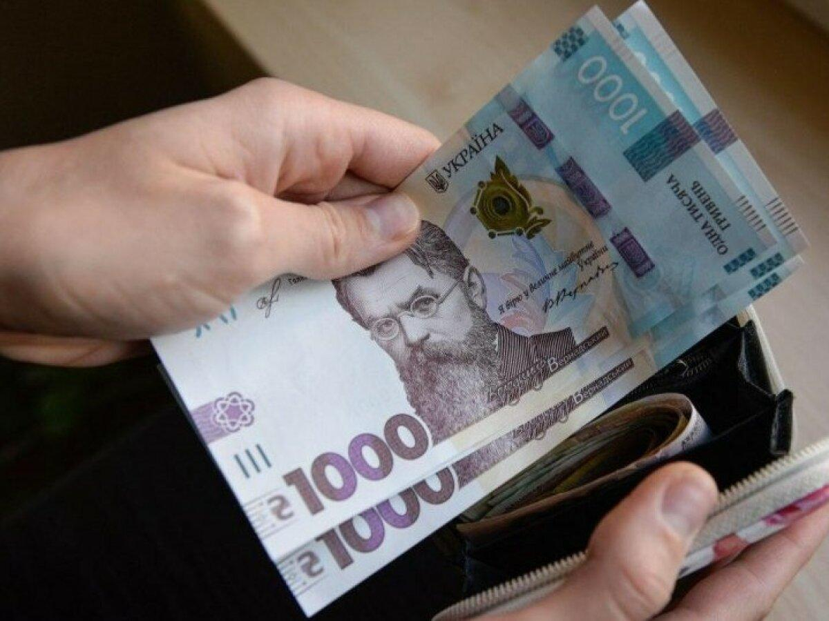 Украинцы начали продавать "1000 от Зеленского" за наличные