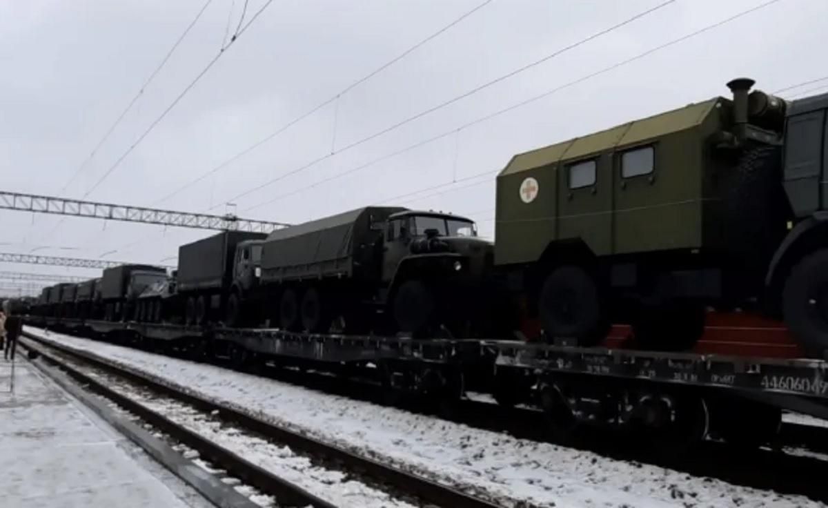 БМП й інша військова техніка: з'явилися нові кадри військ Росії за 50 кілометрів від України - 24 Канал