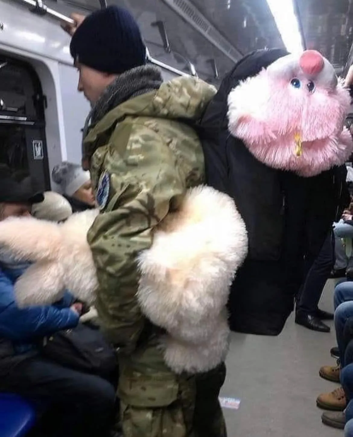 Воїн ЗСУ, День святого Миколая, метро у Києві, подарунки Воїн ЗСУ, День святого Миколая, метро у Києві, подарунки