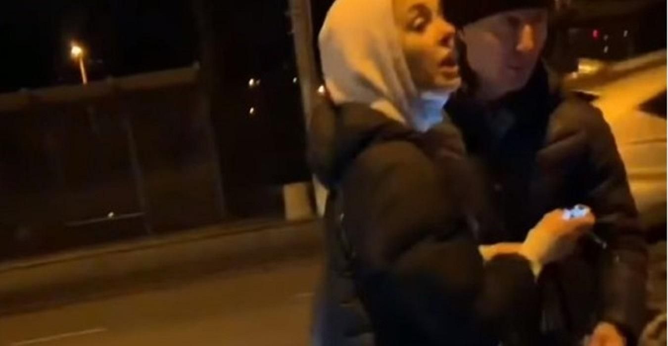 "Живий додому не дійдеш": в Одесі водійка знесла паркан і з чоловіком напала на журналістів - Україна новини - Одеса
