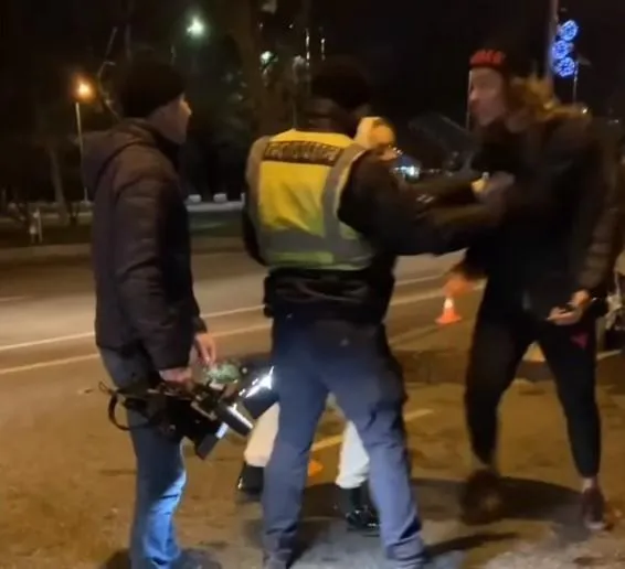 ДТП в Одесі, жінка знесла паркан і напала на журналістів