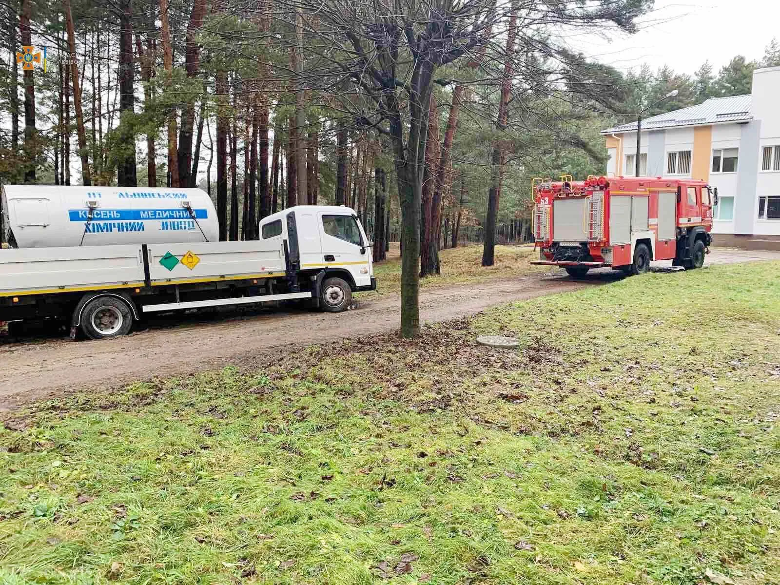 На Львівщині посеред дороги застрягло авто, яке везло кисень для хворих на COVID-19