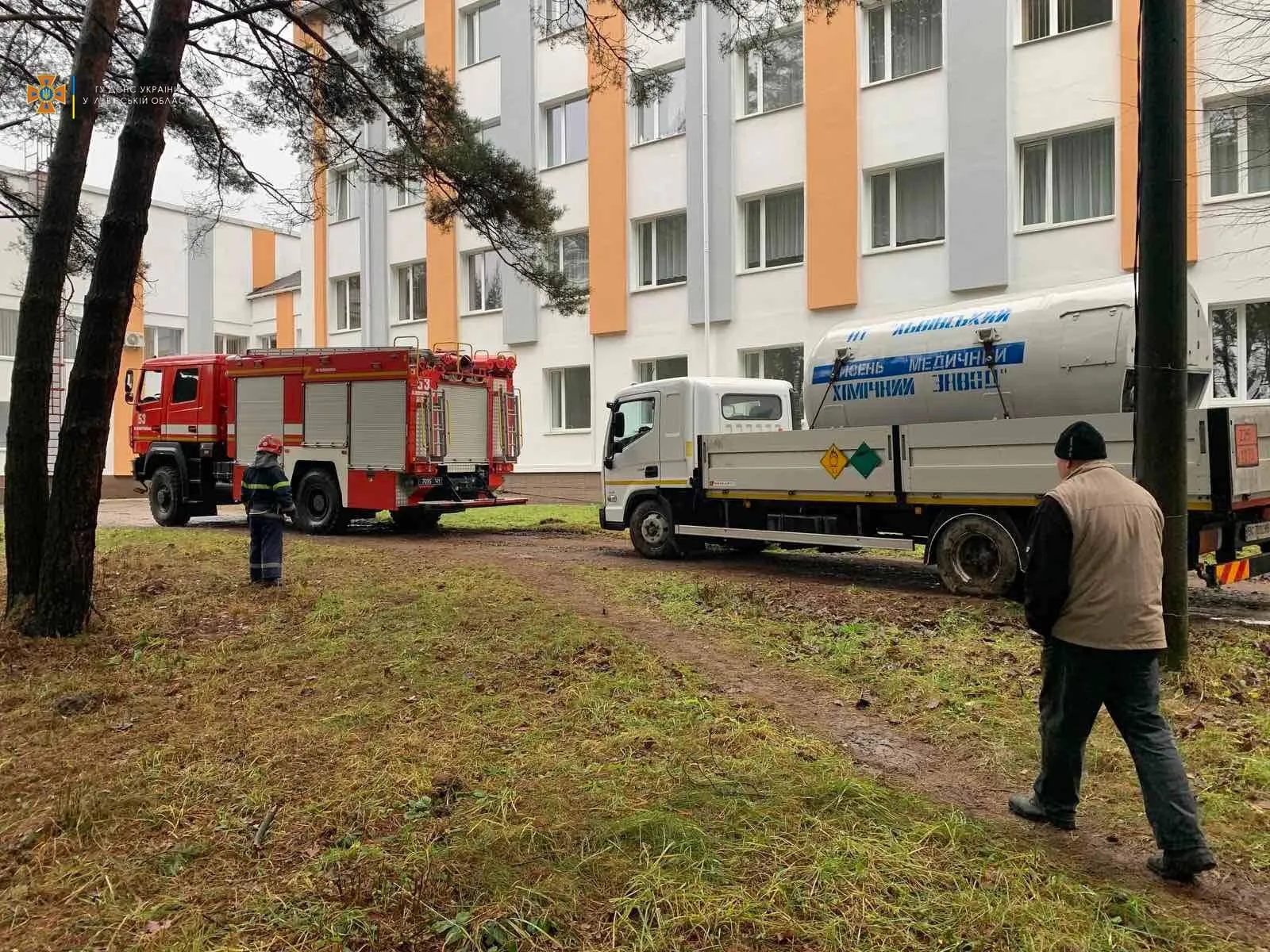 На Львівщині посеред дороги застрягло авто, яке везло кисень для хворих на COVID-19