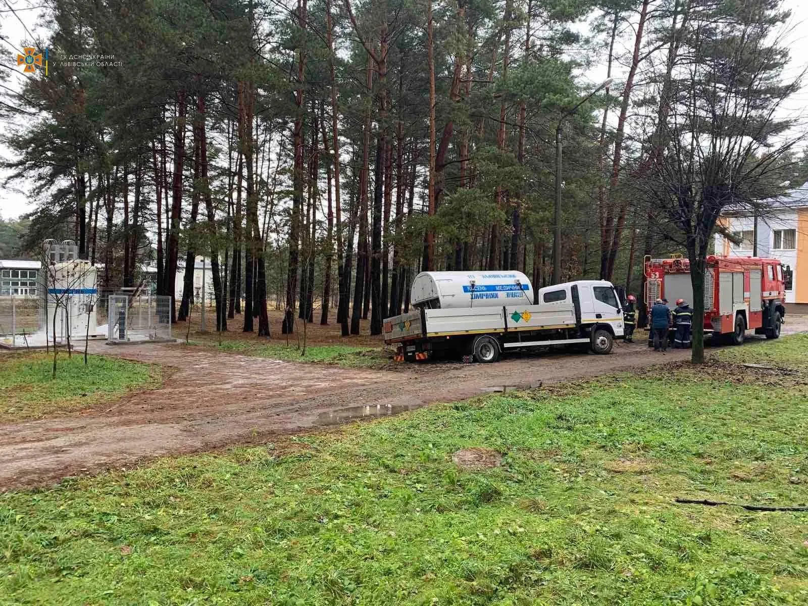 На Львівщині посеред дороги застрягло авто, яке везло кисень для хворих на COVID-19
