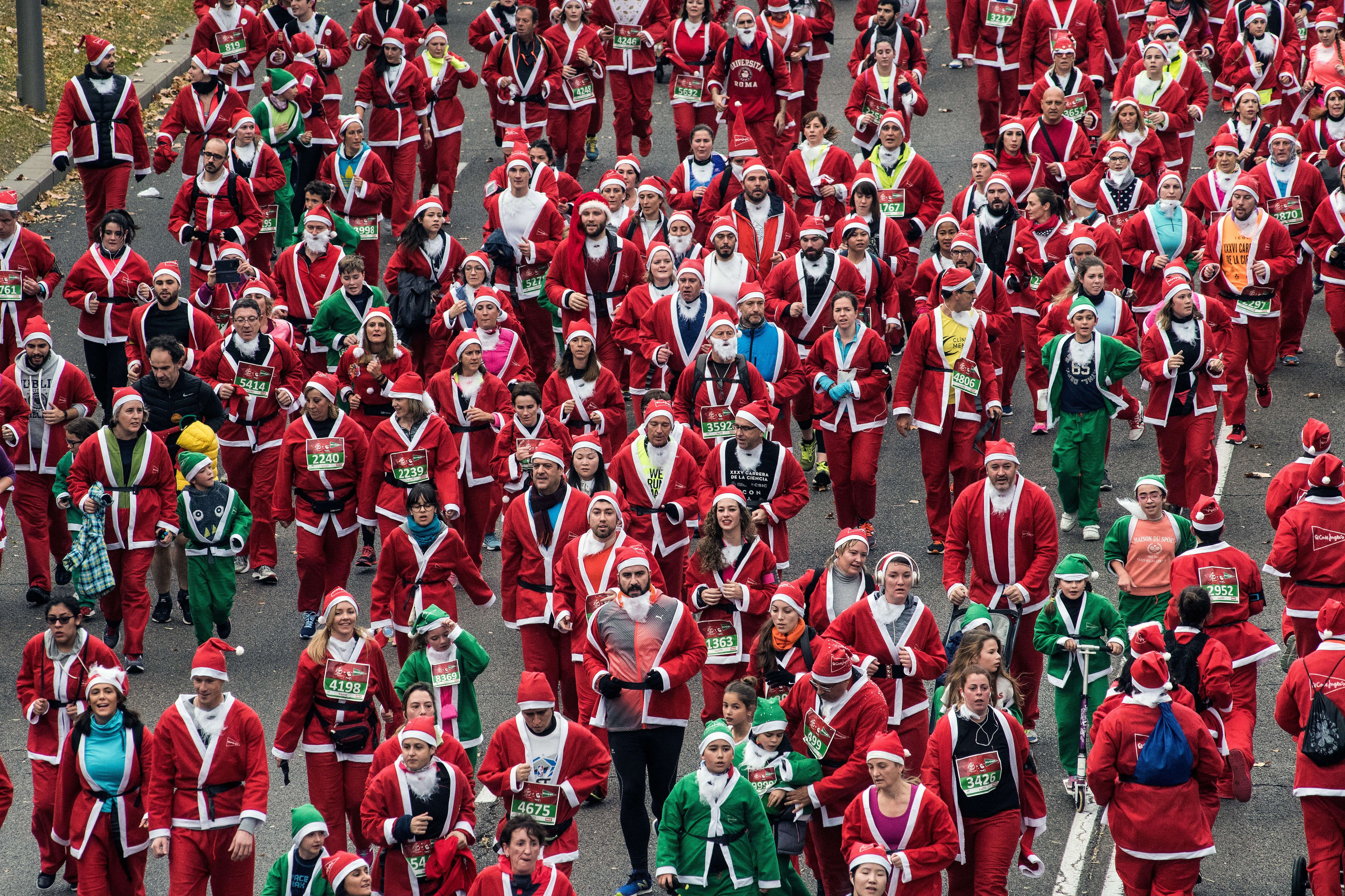 Сотни Санта-Клаусов пробежали по Мадриду, чтобы помочь пострадавшим жителям Канар