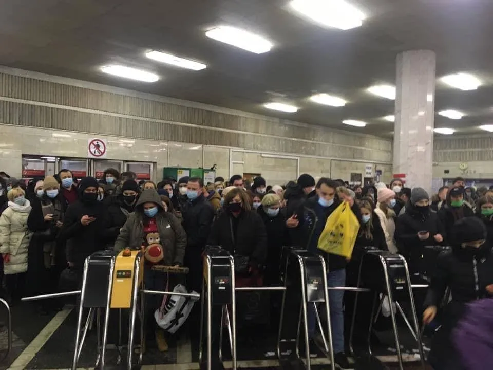 натовп у метро Києва натовп у метро Києва