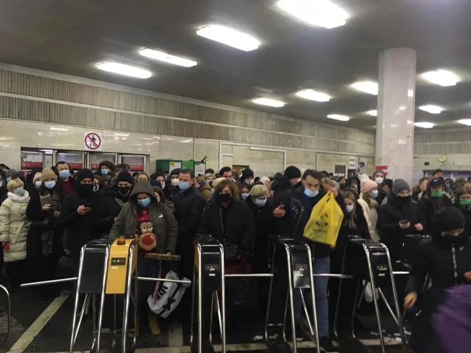 натовп у метро Києва