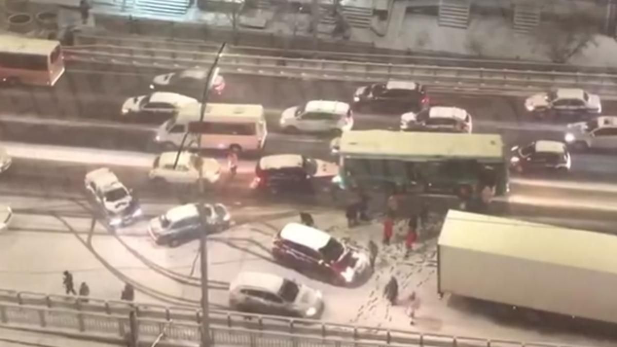 Толпа в метро, неуправляемые грузовики и огромные цены на такси: последствия снегопада в Киеве