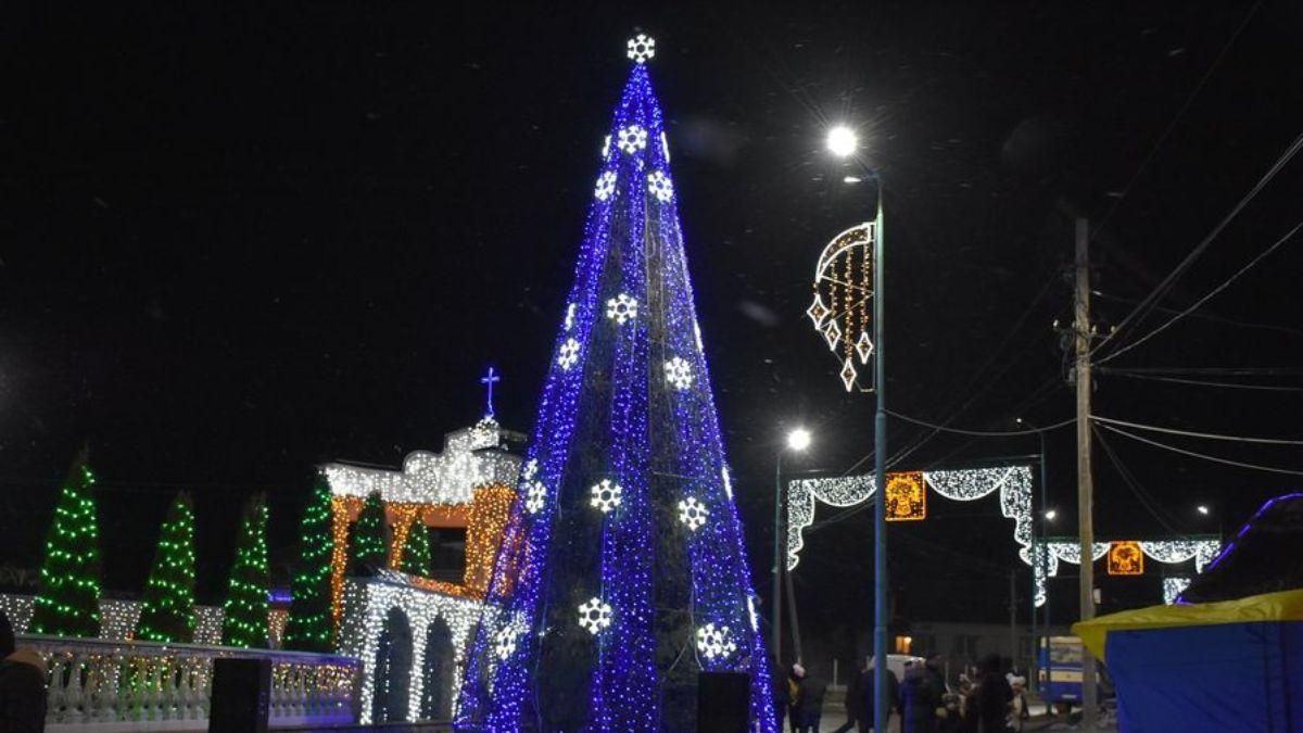 Село на Тернопільщині прикрасили 9-кілометровою різдвяною гірляндою - Новини Тернополя - 24 Канал