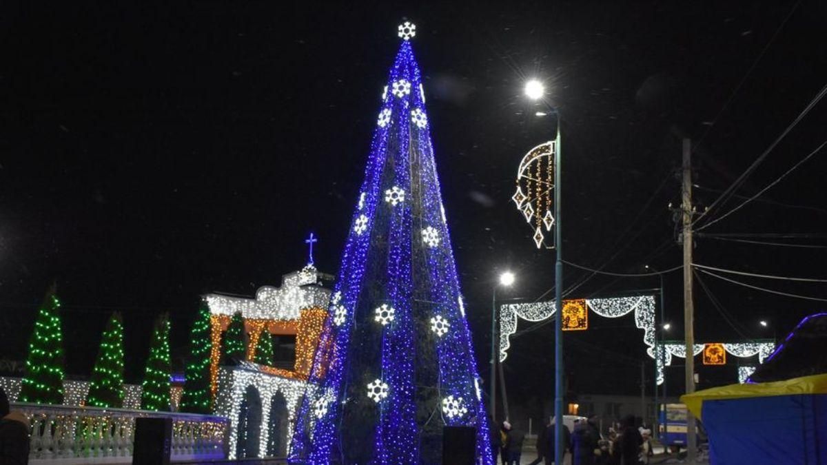 Село на Тернопольщине украсили 9-километровой рождественской гирляндой