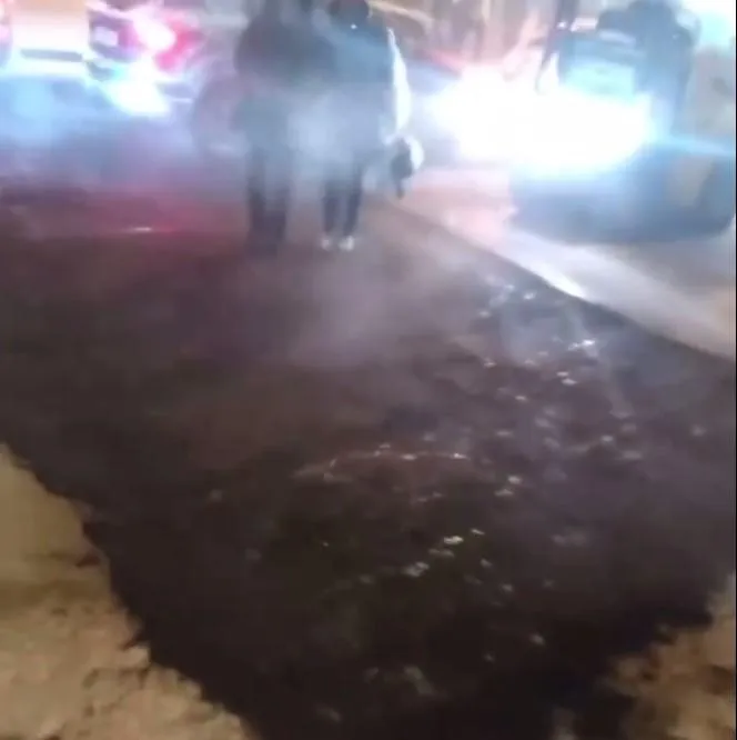 У Києві стелили асфальт під час снігопаду У Києві стелили асфальт під час снігопаду