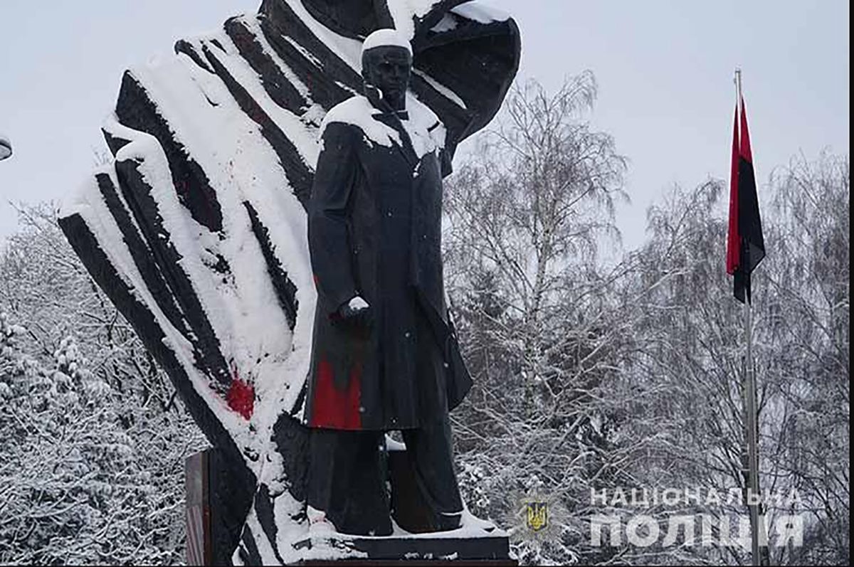В Тернополе разыскали хулиганов, которые облили красной краской памятник Бандере