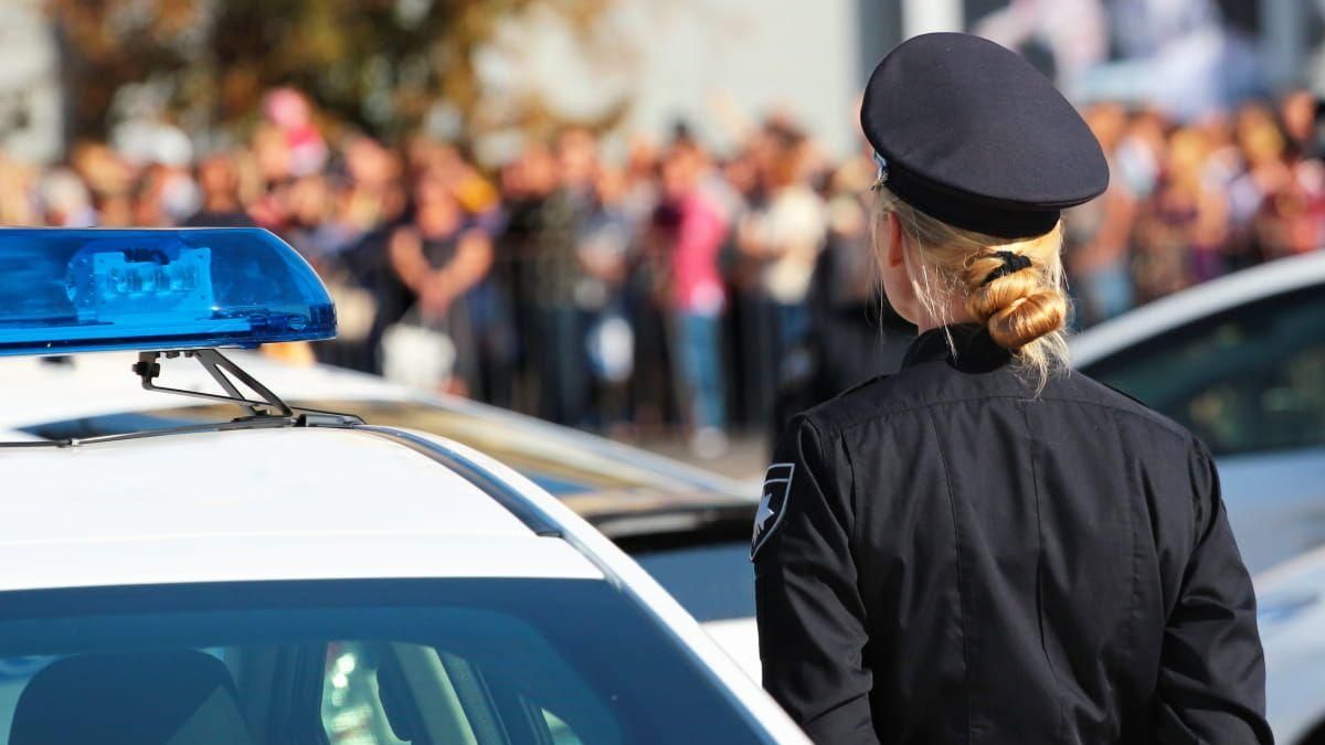 Побил и оплевал: в Днепре мужчина напал на женщину-полицейскую Побил и оплевал: в Днепре мужчина напал на женщину-полицейскую