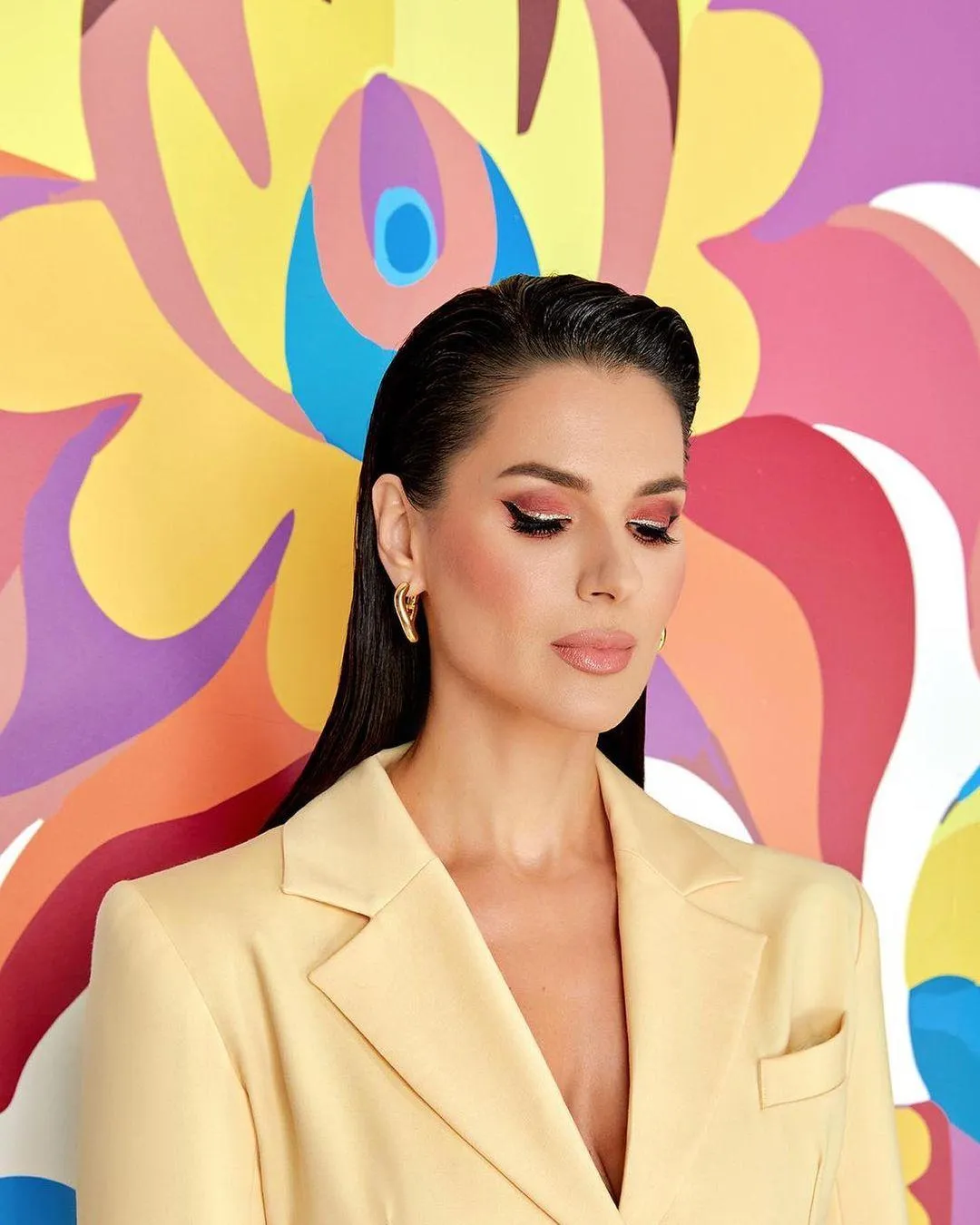 Маша Єфросиніна в лимонному костюмі за 9,5 тисяч гривень Маша Єфросиніна в лимонному костюмі за 9,5 тисяч гривень