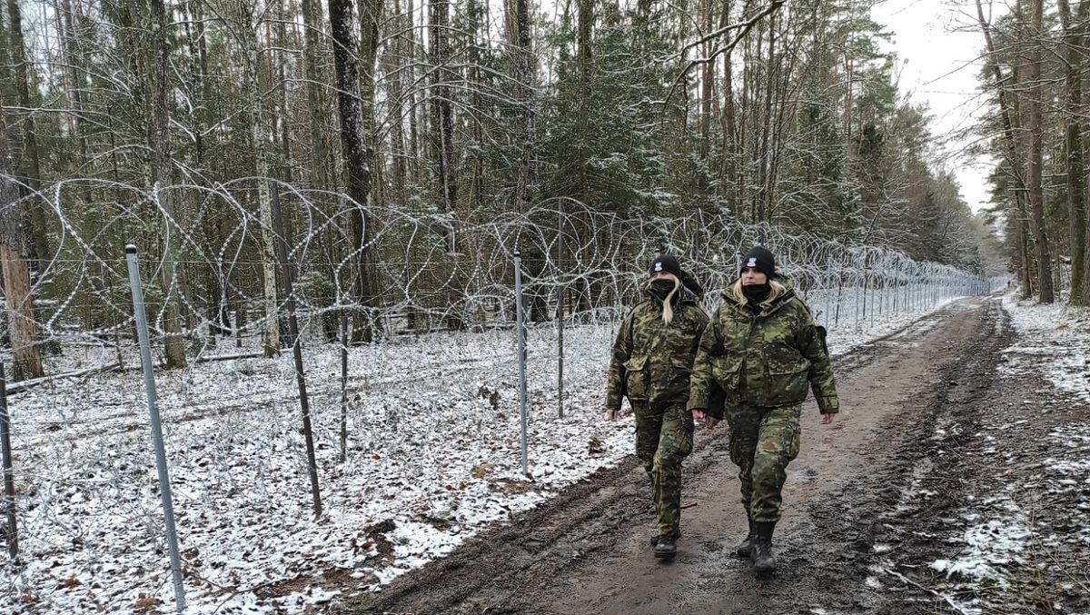 Нова тактика: білоруські силовики відвертають увагу польських, а біженці перетинають кордон - 24 Канал
