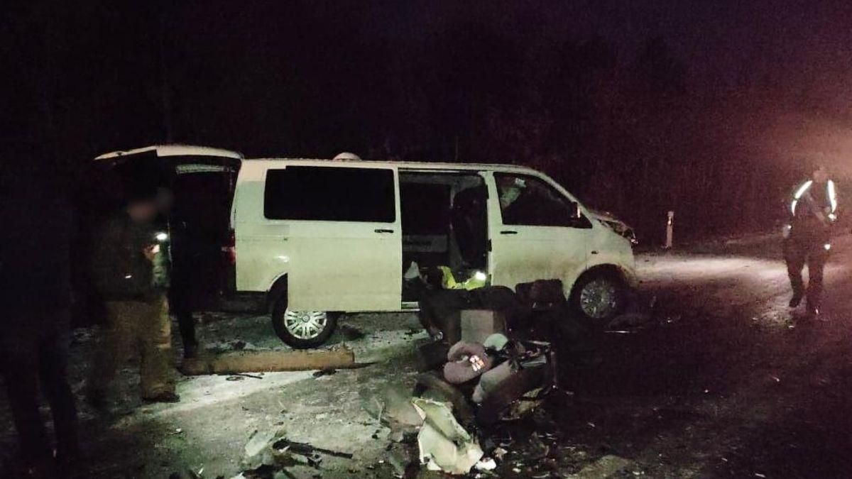 На Волині позашляховик зіткнувся з мікроавтобусом: постраждали діти - Україна новини - 24 Канал На Волині позашляховик зіткнувся з мікроавтобусом: постраждали діти - Україна новини - 24 Канал