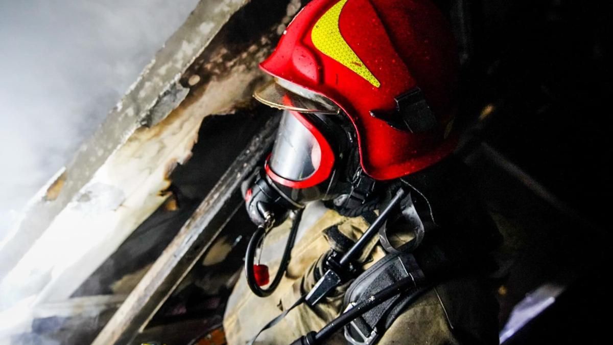 На Троєщині у Києві через гірлянду вщент вигорів балкон квартири - Київ На Троєщині у Києві через гірлянду вщент вигорів балкон квартири - Київ