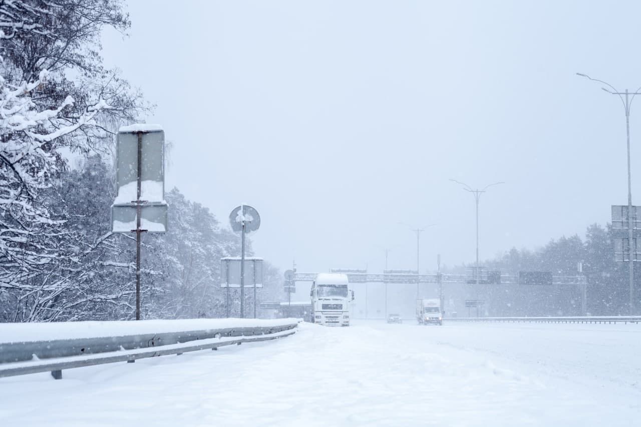 Из-за снегопада в Киев не будут пускать грузовики: график ограничений движения