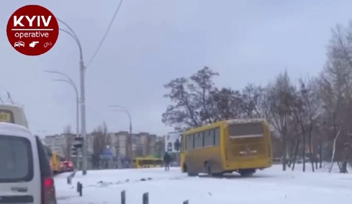 Столичный водитель маршрутки объехал пробку по тротуару: возмутительное видео