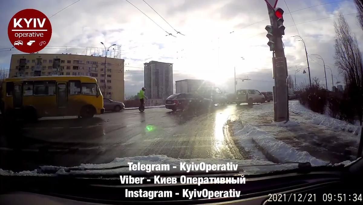 Во второй полосе во время транспортного коллапса: в Киеве увидели отчаянного на моноколесе