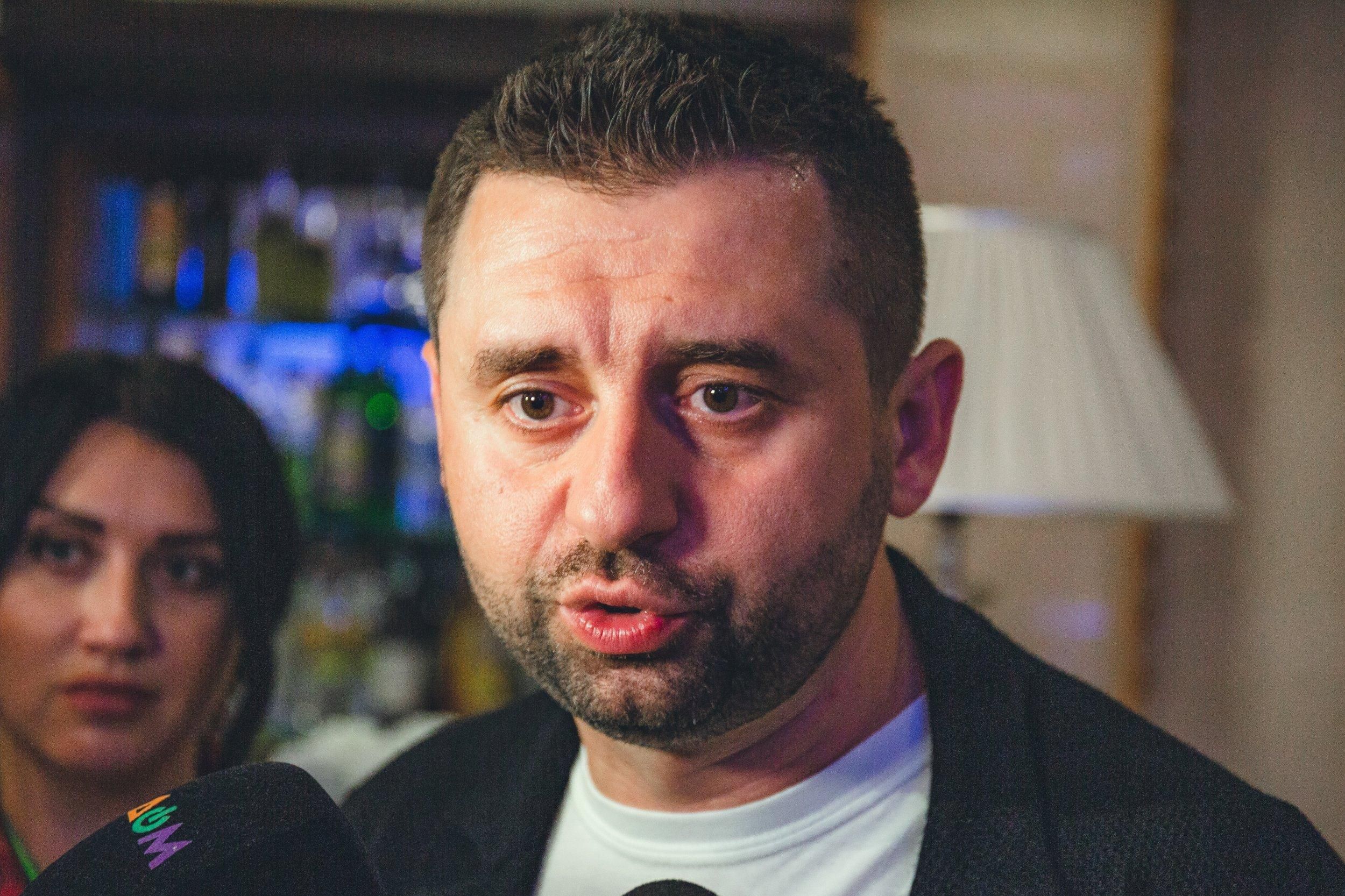 Подозрение Порошенко: деньги боевикам в ОРДЛО возили наличными бойцы "Альфы", – Арахамия Подозрение Порошенко: деньги боевикам в ОРДЛО возили наличными бойцы "Альфы", – Арахамия