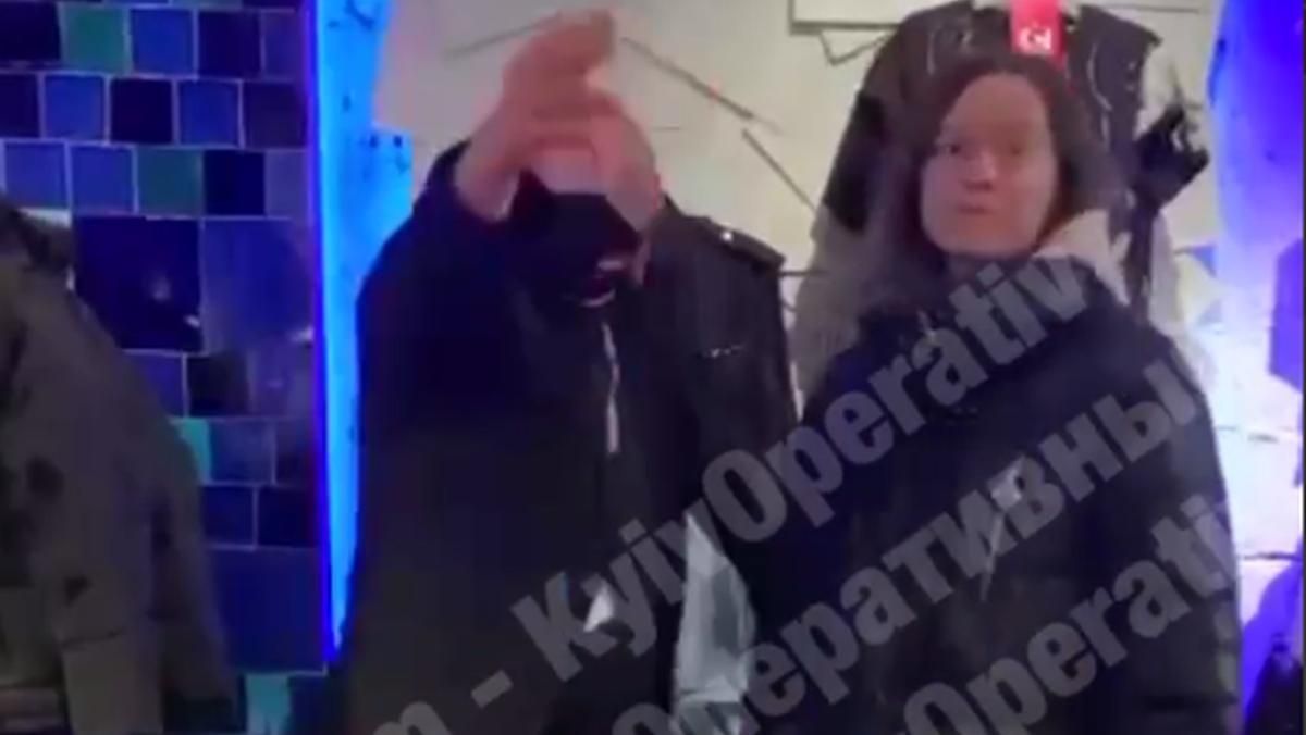 Тіктокери-антимасочники проломили голову охоронцю київського магазину - Київ Тіктокери-антимасочники проломили голову охоронцю київського магазину - Київ