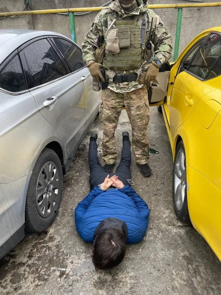 Затримання викрадача авто на Київщині, поліція спіймала зловмисника на Lexus з арсеналом зброї