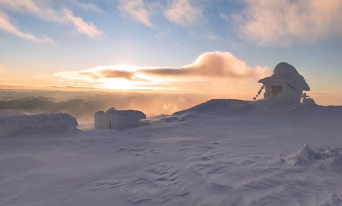 В Карпатах до метра снега и -21 градус: есть угроза схождения лавин В Карпатах до метра снега и -21 градус: есть угроза схождения лавин